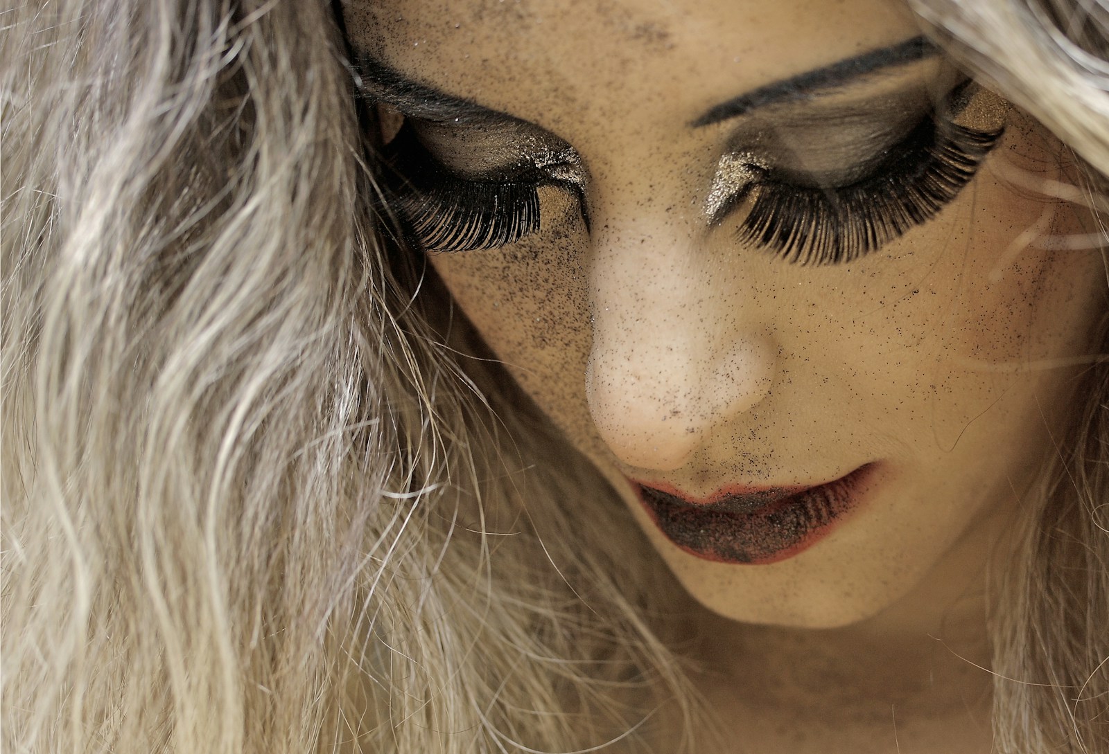 woman with blonde hair and red lipstick